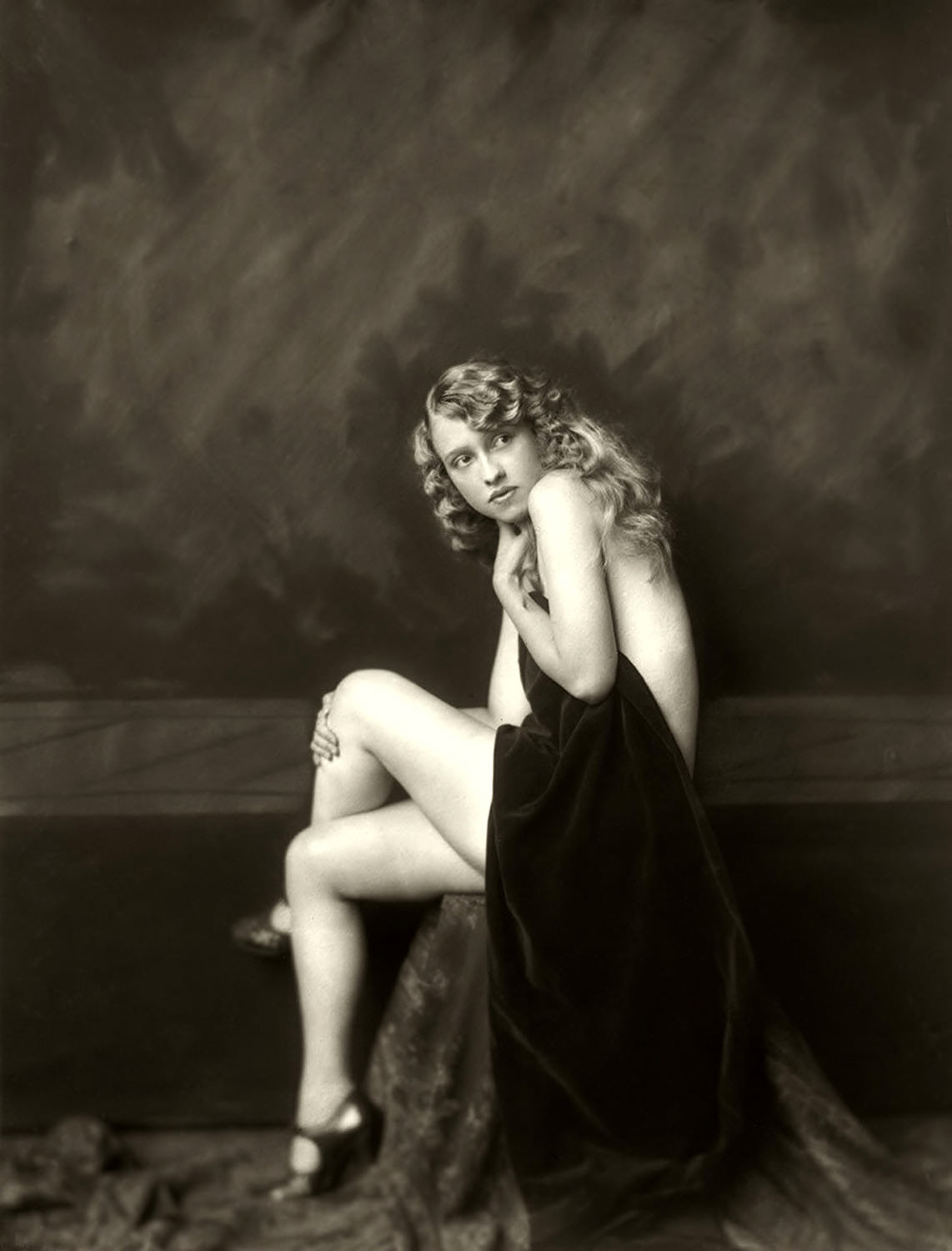The Anonymous Enchantresses of the Ziegfeld Follies: A Photographic Journey through Time with Alfred Cheney Johnston