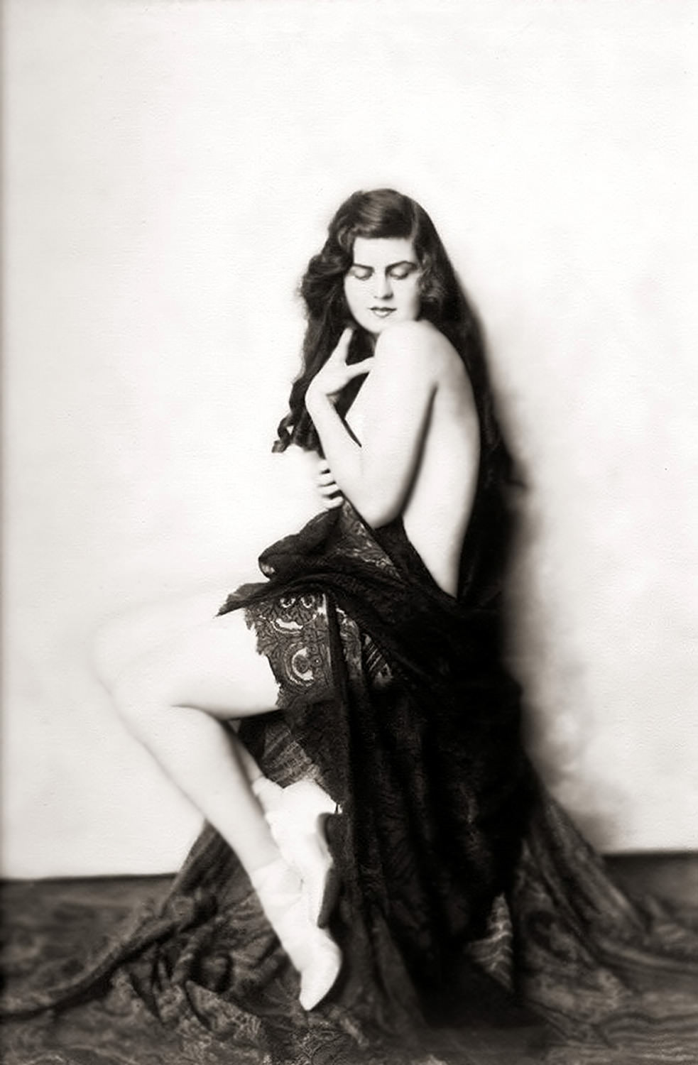 The Anonymous Enchantresses of the Ziegfeld Follies: A Photographic Journey through Time with Alfred Cheney Johnston