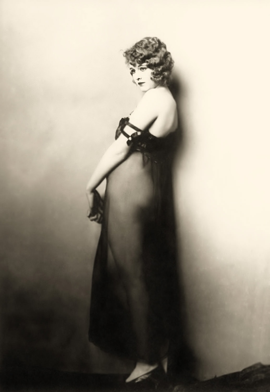 The Anonymous Enchantresses of the Ziegfeld Follies: A Photographic Journey through Time with Alfred Cheney Johnston