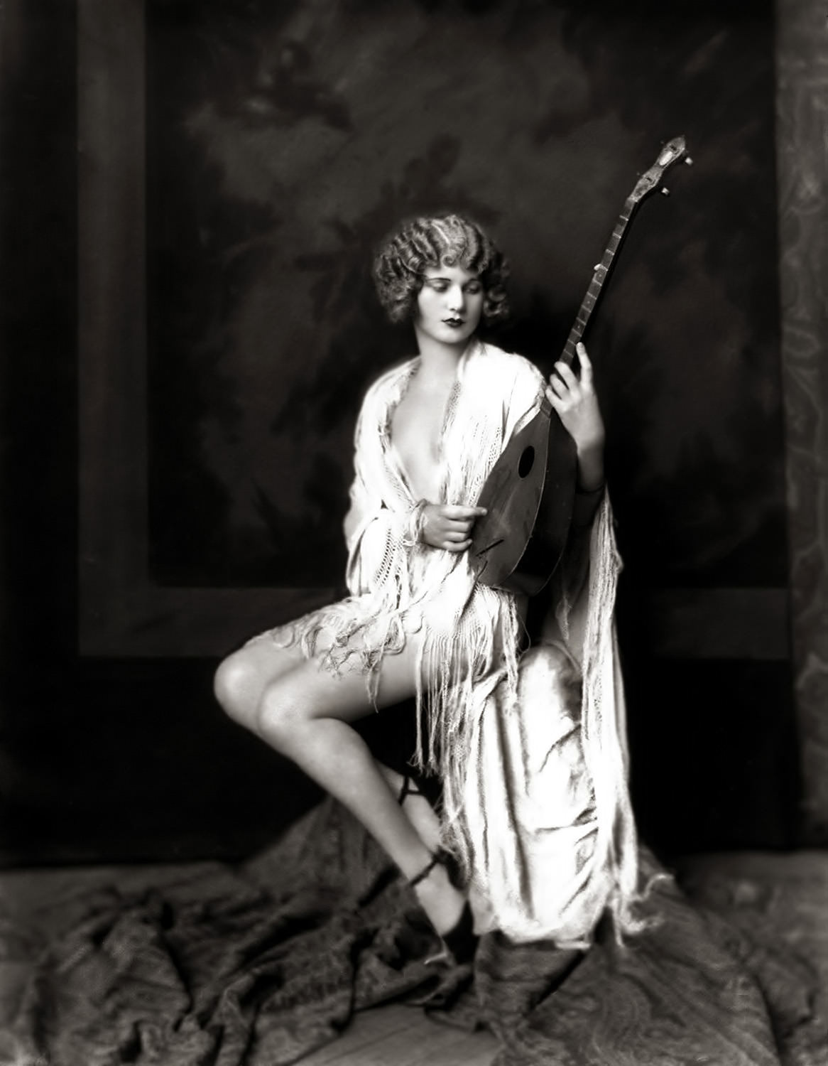 The Anonymous Enchantresses of the Ziegfeld Follies: A Photographic Journey through Time with Alfred Cheney Johnston