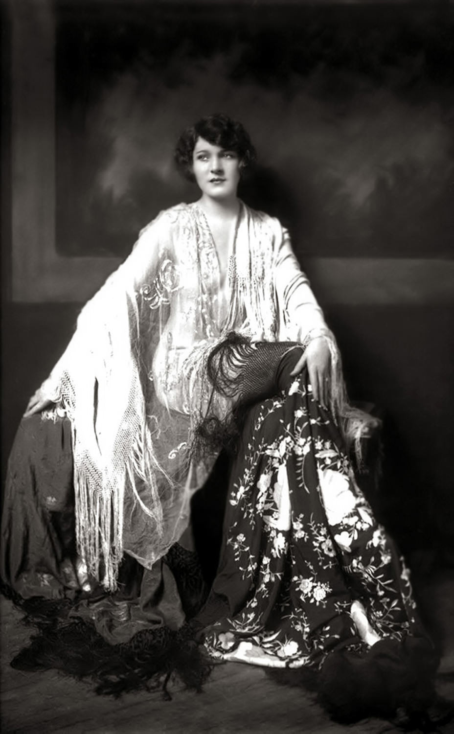 The Anonymous Enchantresses of the Ziegfeld Follies: A Photographic Journey through Time with Alfred Cheney Johnston