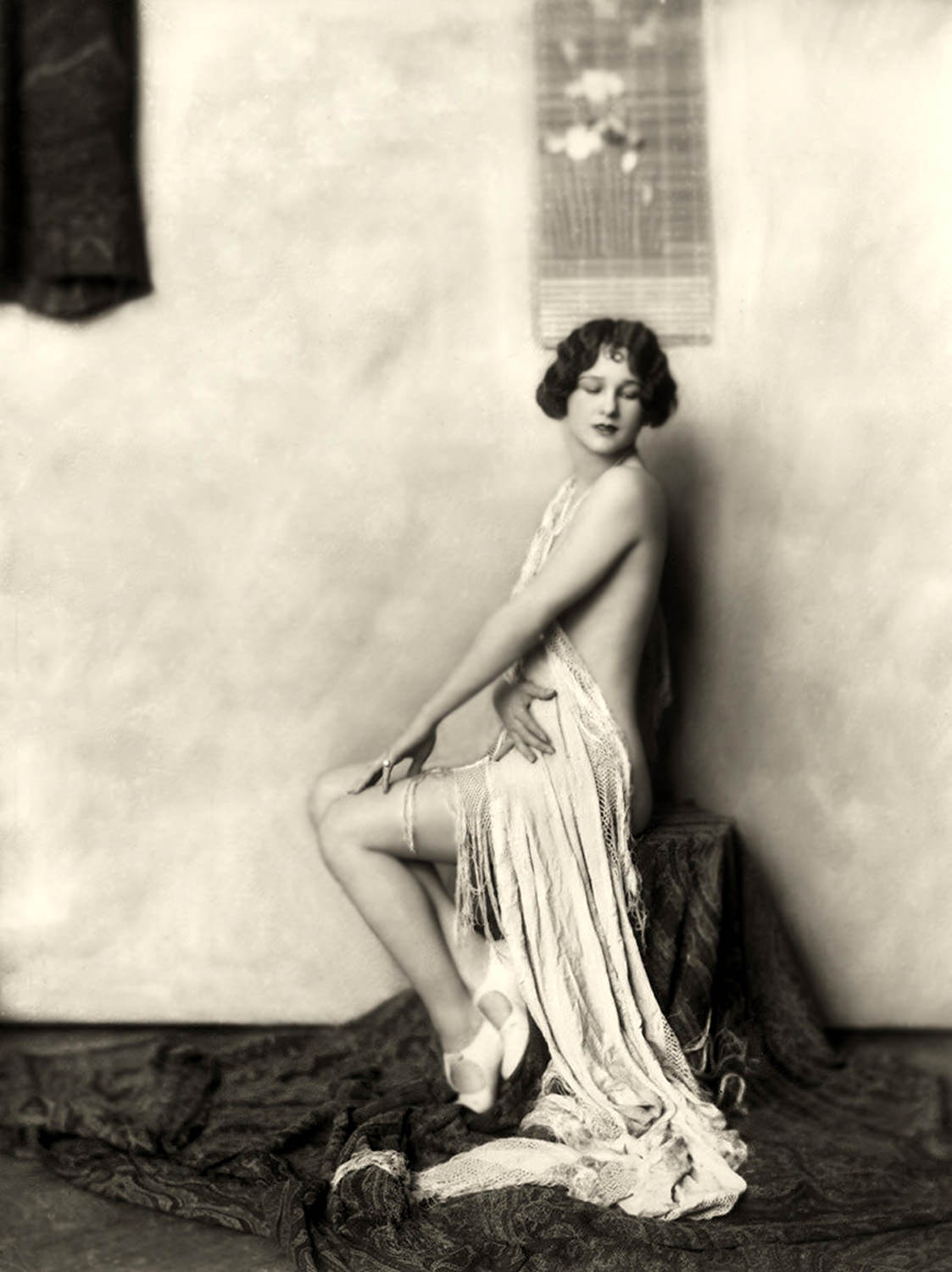The Anonymous Enchantresses of the Ziegfeld Follies: A Photographic Journey through Time with Alfred Cheney Johnston