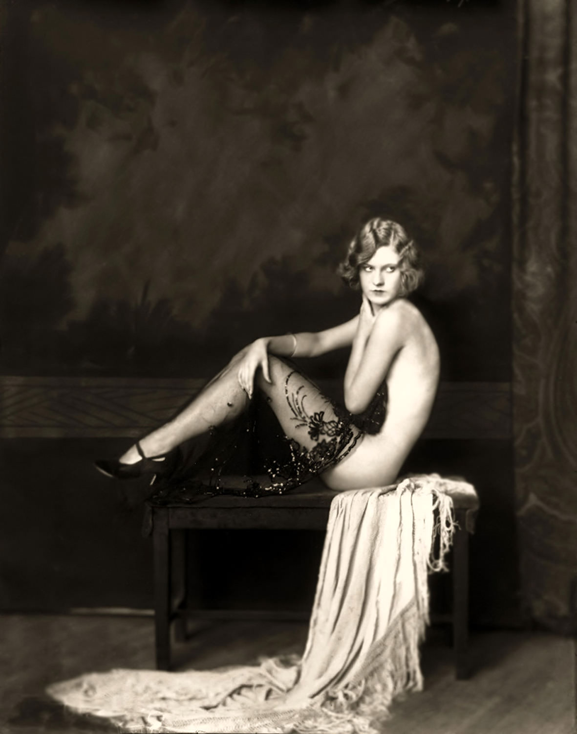 The Anonymous Enchantresses of the Ziegfeld Follies: A Photographic Journey through Time with Alfred Cheney Johnston
