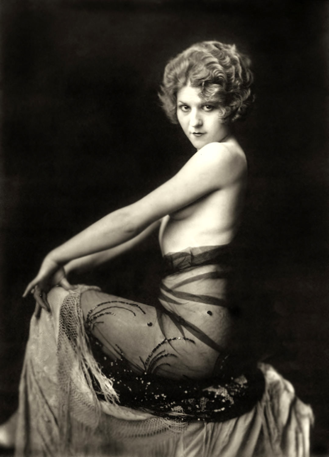 The Anonymous Enchantresses of the Ziegfeld Follies: A Photographic Journey through Time with Alfred Cheney Johnston
