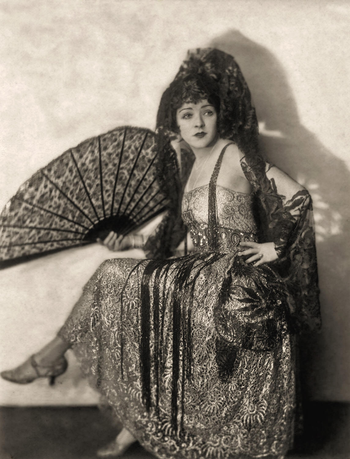 The Anonymous Enchantresses of the Ziegfeld Follies: A Photographic Journey through Time with Alfred Cheney Johnston