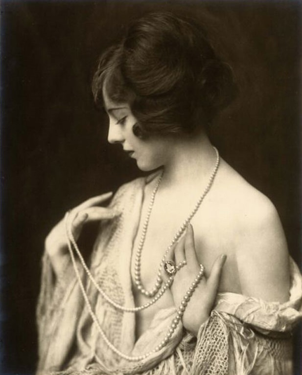 The Anonymous Enchantresses of the Ziegfeld Follies: A Photographic Journey through Time with Alfred Cheney Johnston