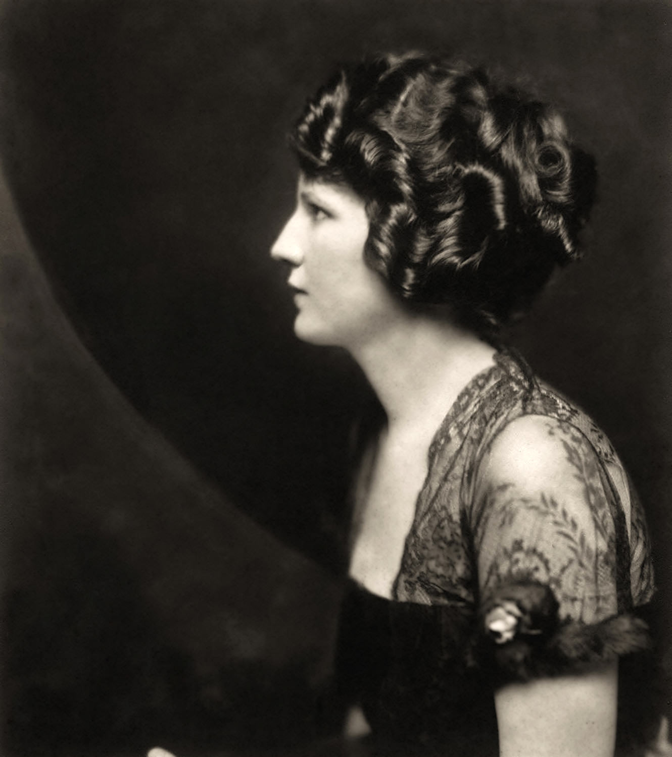 The Anonymous Enchantresses of the Ziegfeld Follies: A Photographic Journey through Time with Alfred Cheney Johnston