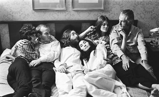 John Lenon and Yoko ono bed