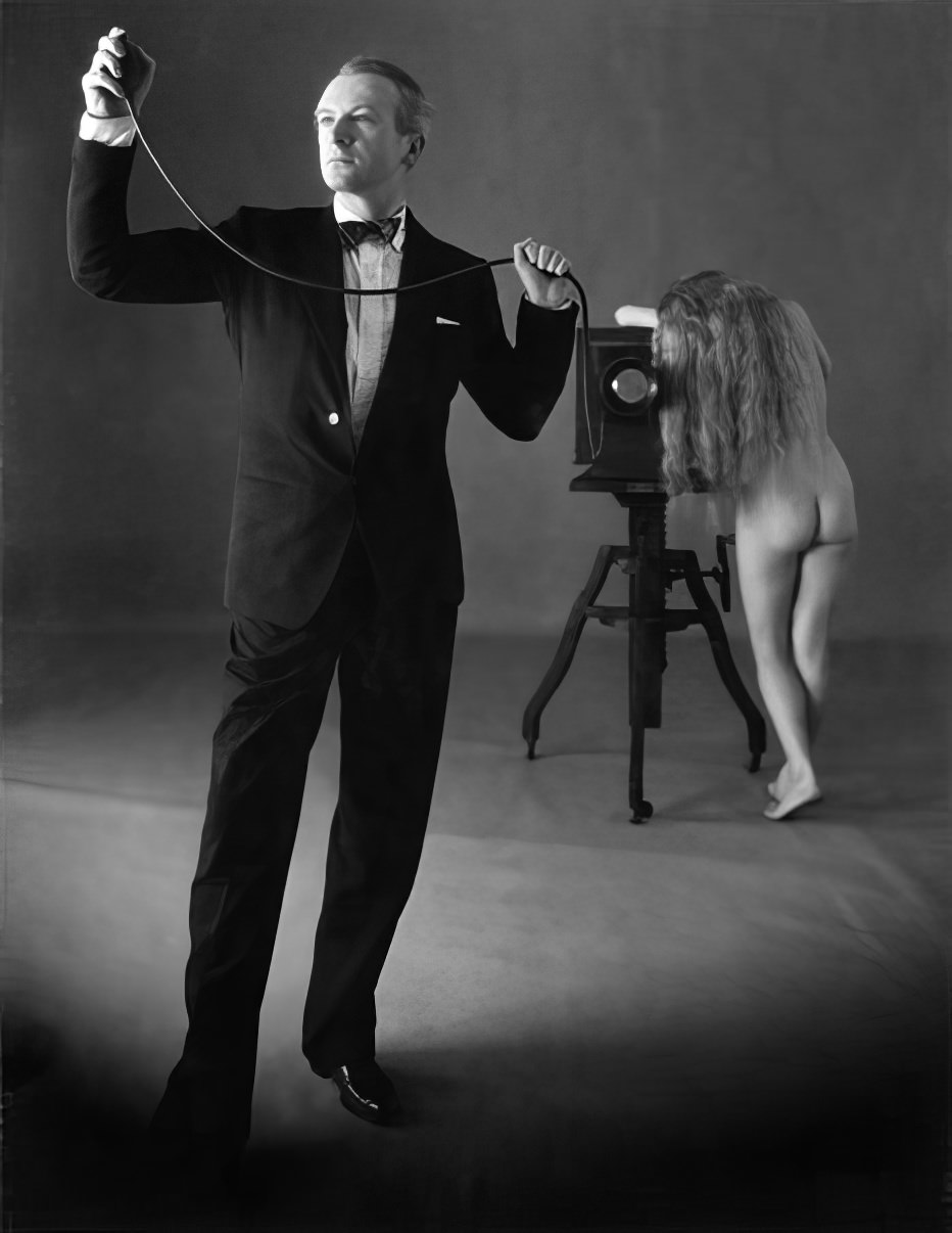 Irving Penn, Cecil Beaton with nude, 1946