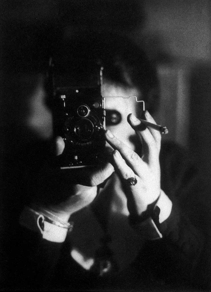 Germaine Krull, Self-portrait with Ikarette, 1925