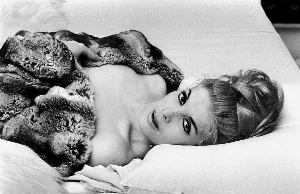 A Photographic Glimpse into the Lives of Transsexual Prostitutes in Mid-Century Paris