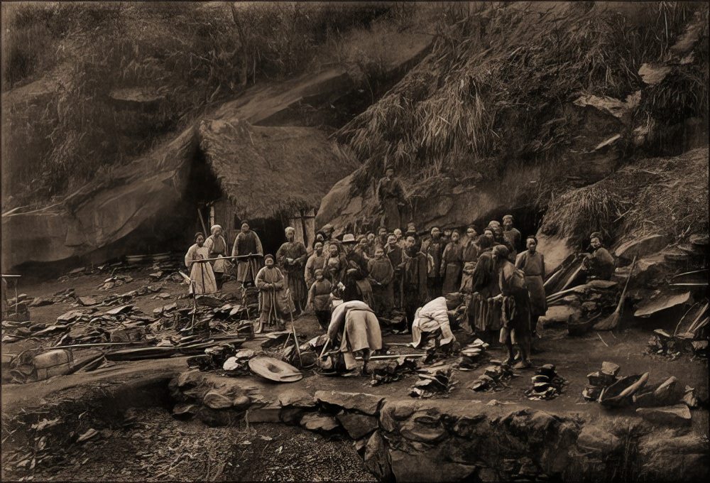 Mouth of a coal mine, west of Ta Chu, 1909.