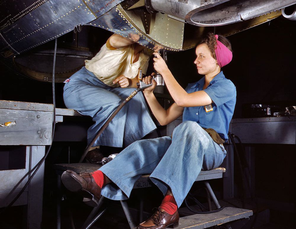 A Rare Look: Stunning Color Photos of American Women Workers in World War II