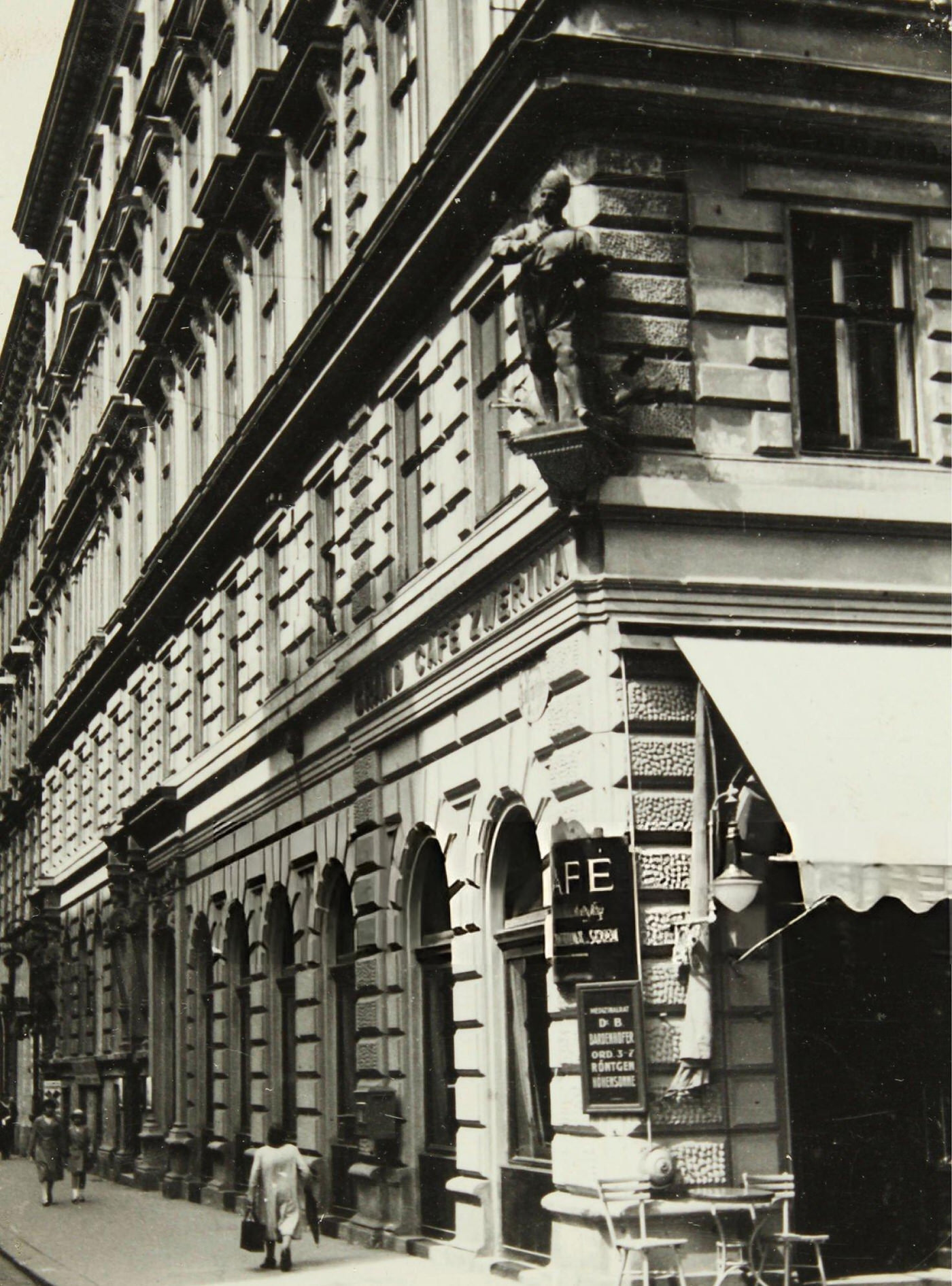Kolschitzky monument at corner Kolschitzkygasse/Favoritenstraße with the cafe, Vienna, 1930.