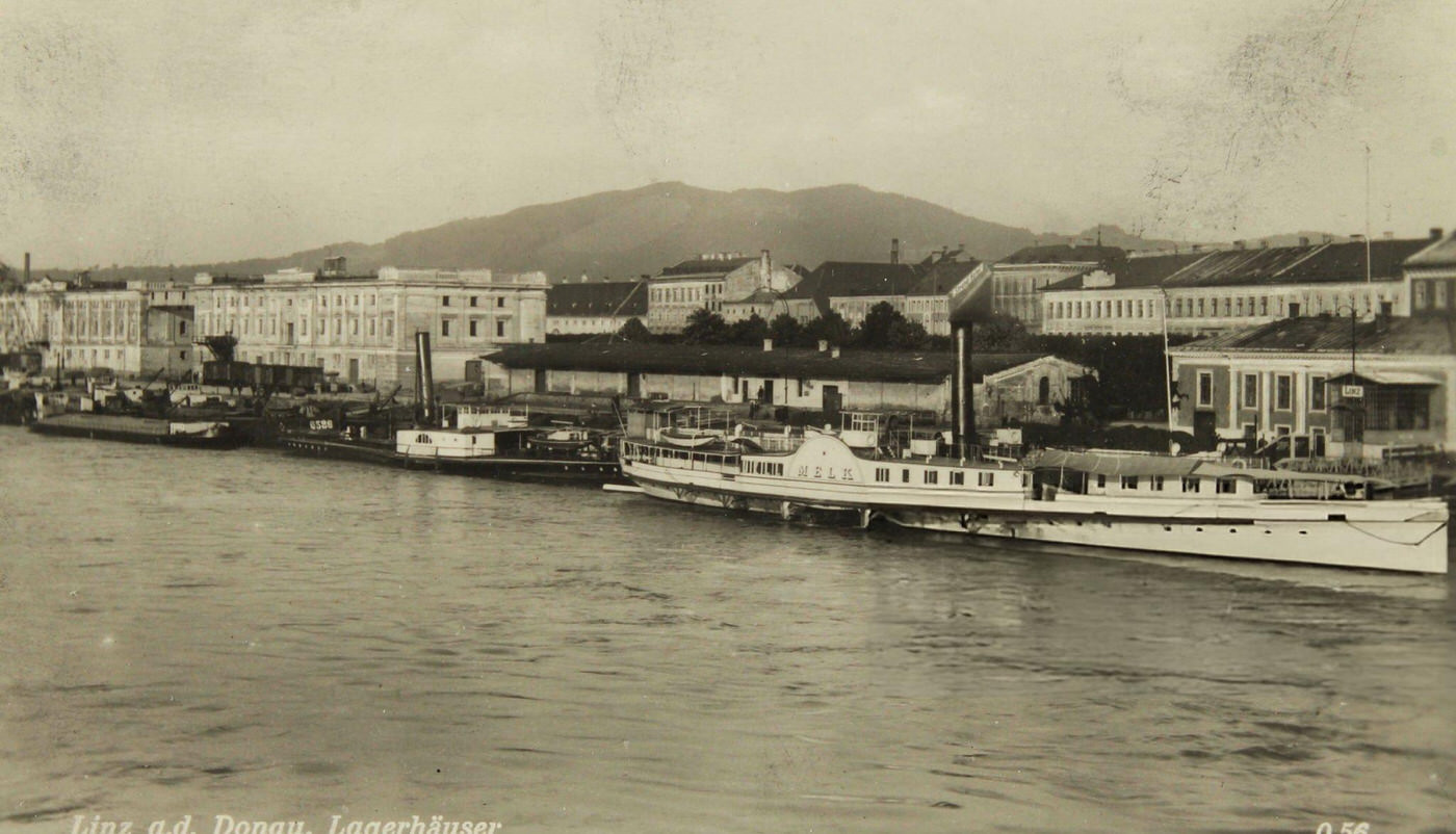 Warehouses along the Danube with the steamboat 'Melk' in the front, Linz, 1930.