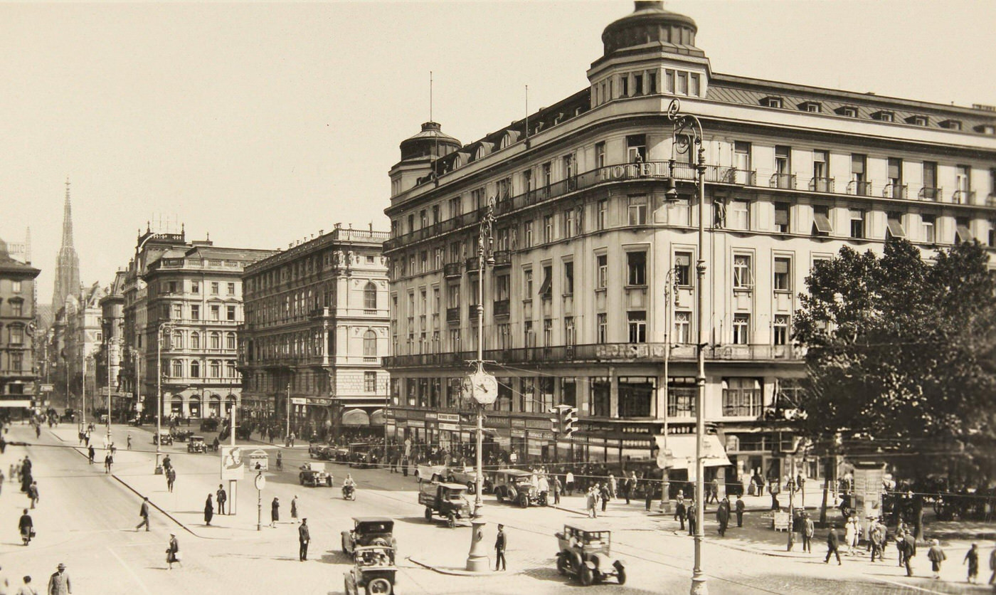 View from Kärntner Ring on the Bristol Hotel with Sirk corner, Palais Todesco and the Kärntner Straße, Vienna, 1930.
