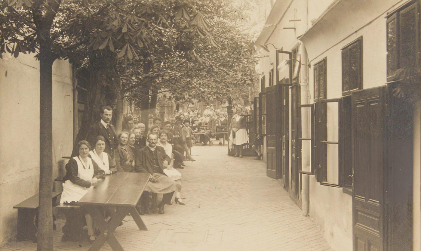 Heurigenschenke Franz Haselbrunner In The Iglaseegasse 10.