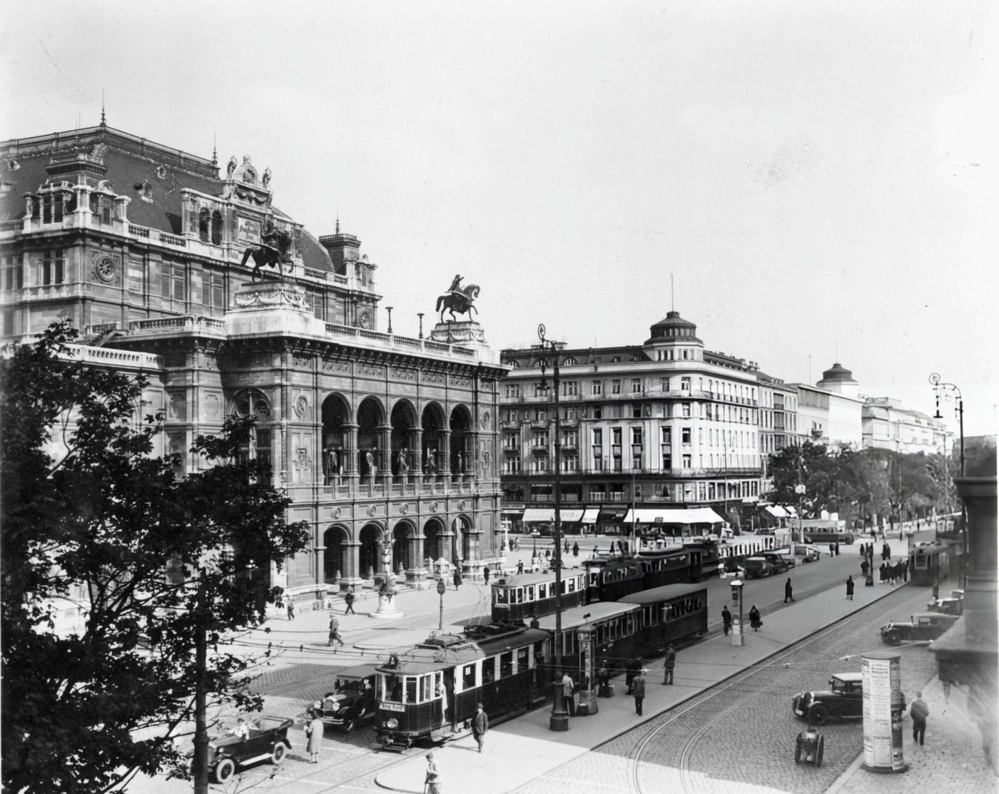 Vienna's opera ring with the State Opera and Hotel Bristol, 1930s.