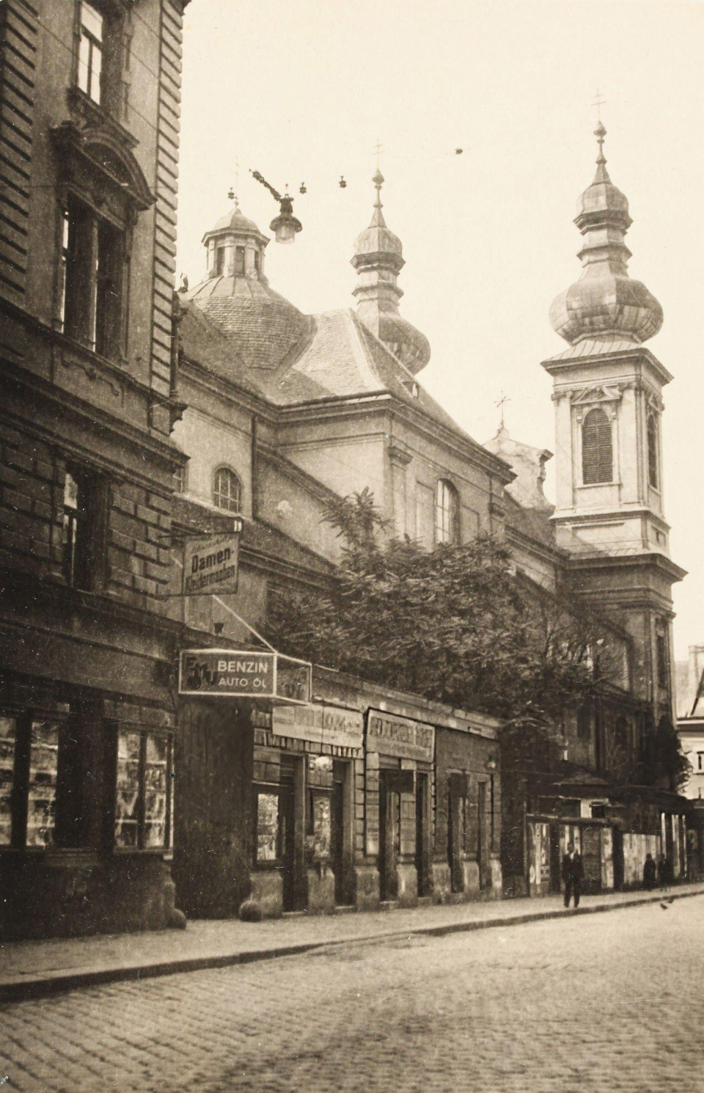 View into Schlösselgasse towards Alser church, Vienna, 1930s.