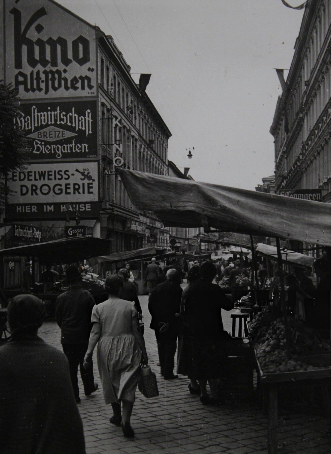 Brunnenmarkt with Alt-Wien cinema and Rote Bretzel inn, Vienna, 1939.