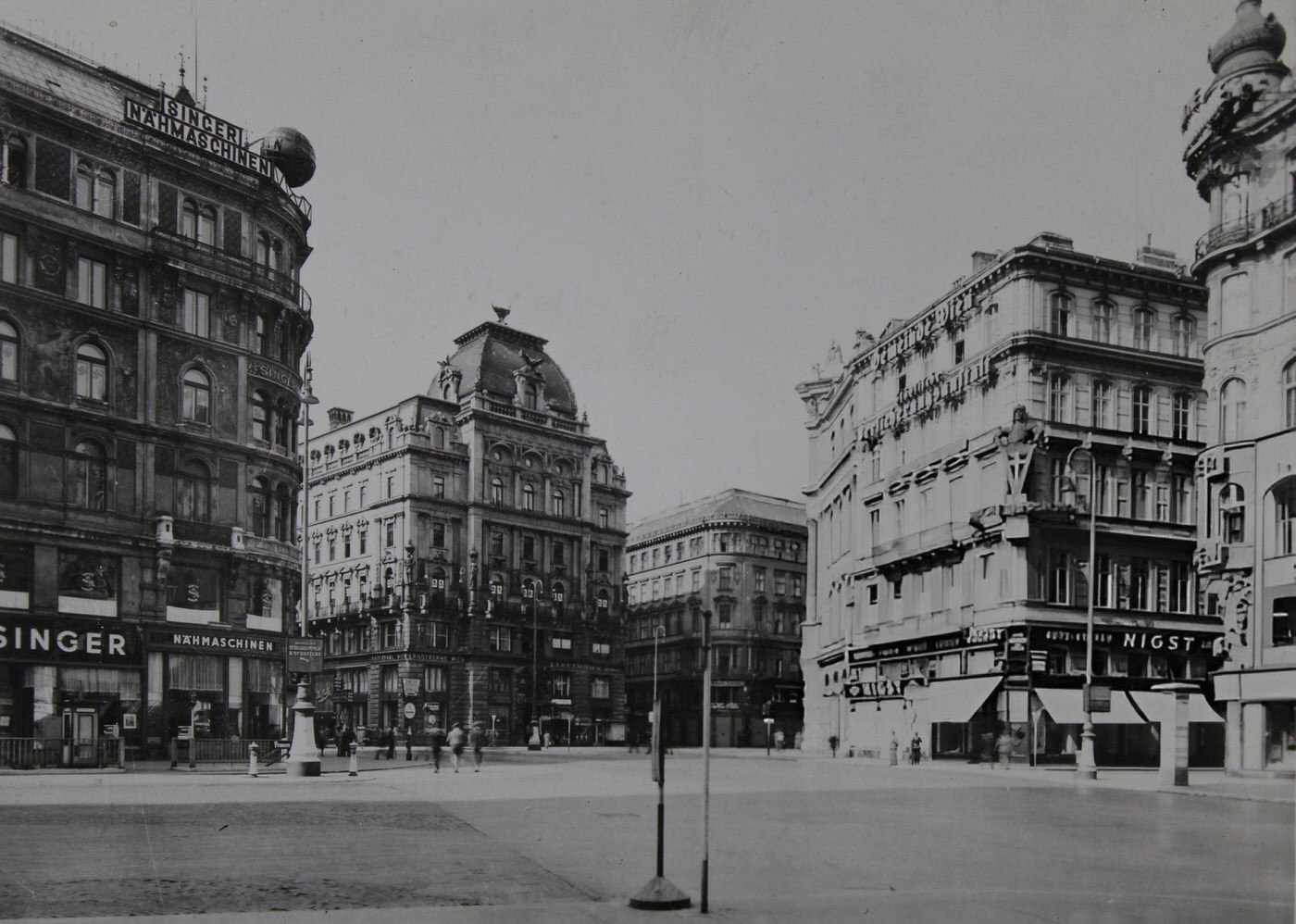 View from Stephansplatz onto Stock-im-Eisen-Platz, Vienna, 1930s.