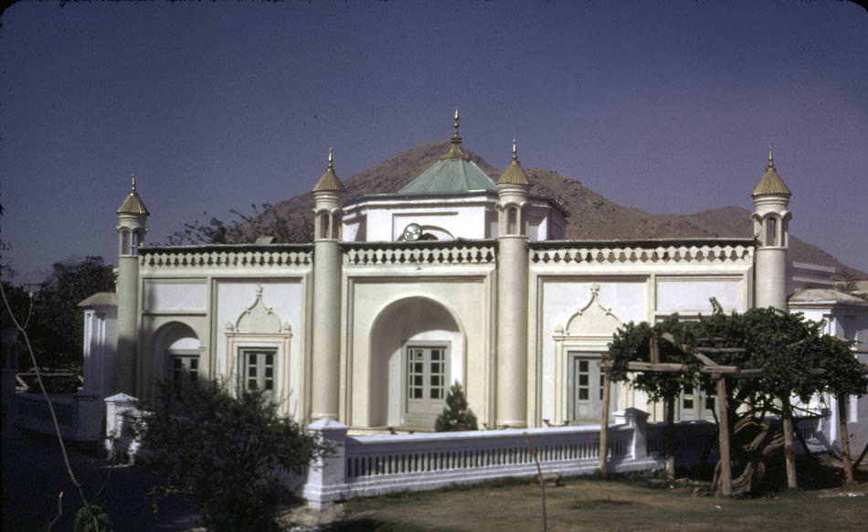 A mosque building stands west to the mausoleum of King Abdul Rahman -- in the present Zarnigar Park, center of Kabul -- which was the Bostan Serai built by King Habibullah (son of King Abdul Rahman).