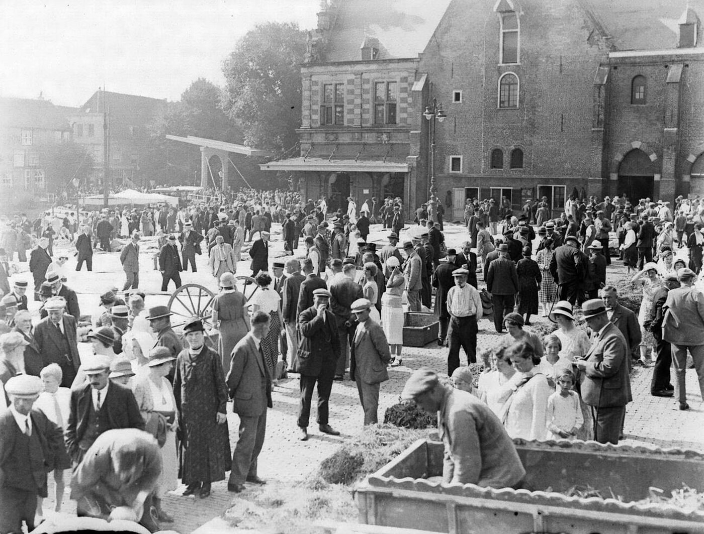 The Cheese Market in Alkmaar, overview of the market, 1930s.