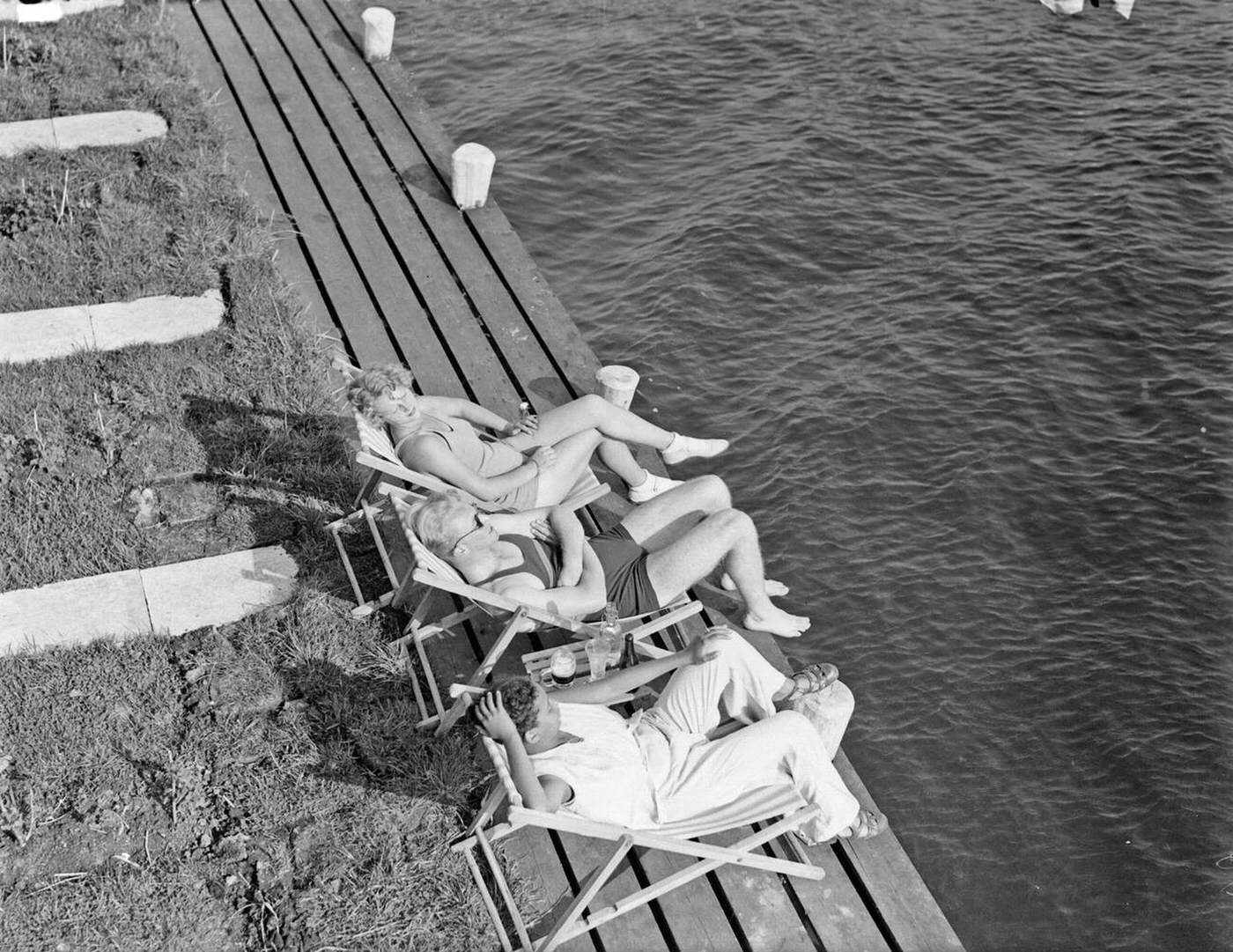 Model Eva Waldschmidt, model Grummels and unknown woman in sun loungers on the banks of the Westeinderplassen, 1930s.