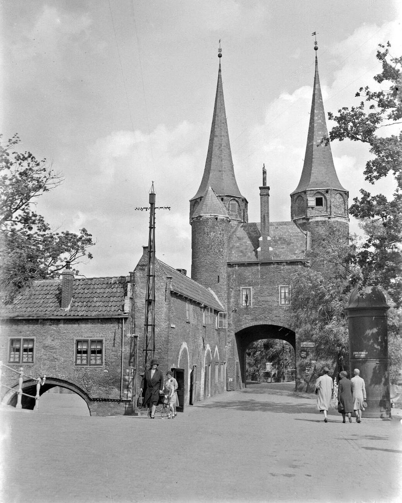 The East Gate in Delft, 1930s.