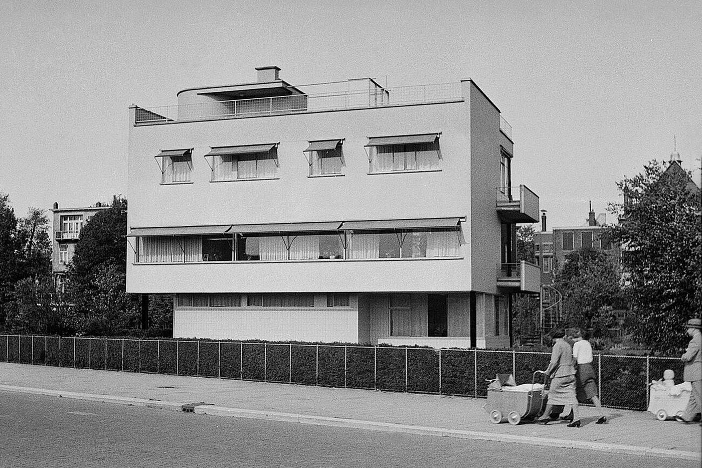 Sonneveld House in Rotterdam with babies in prams, 1930s.