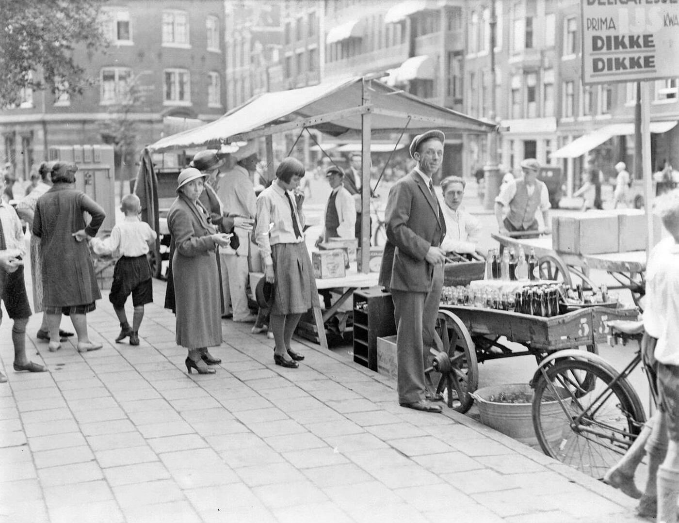 Stalls on the Martelaarsgracht, 1932.