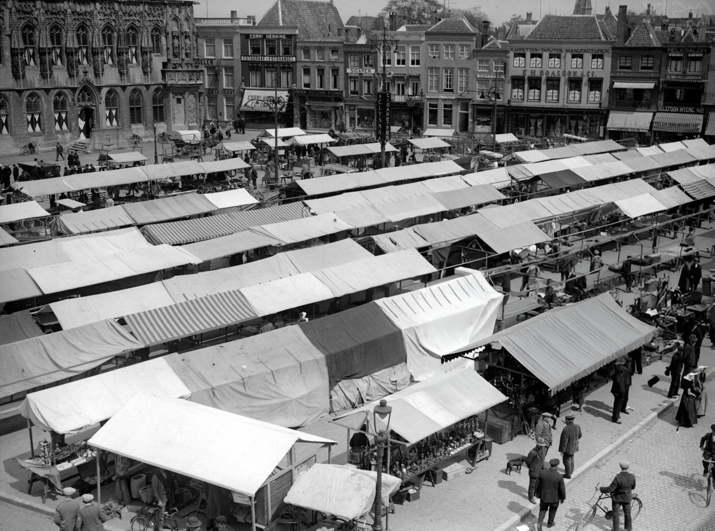 The market place in Middelberg, Holland, 1930.