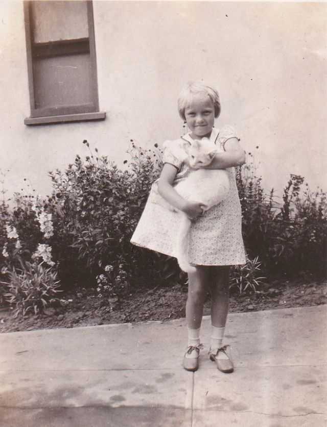 Lovely Vintage Photos of Little Girls with Their Beloved Cats