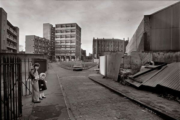 Boy with a gun and his sister, Pearl St, Wapping