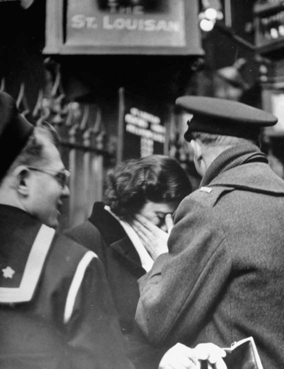 Love and War: Emotional Farewells at NYC’s Penn Station During WWII