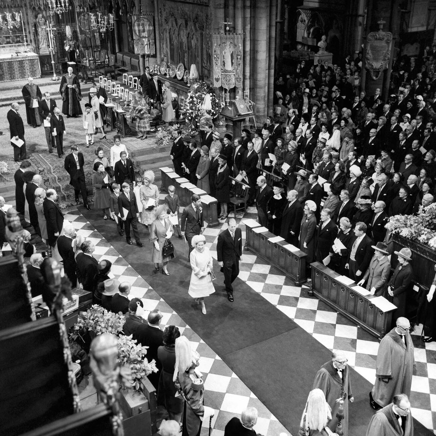 Royalty - Queen Silver Wedding Anniversary - Westminster Abbey.