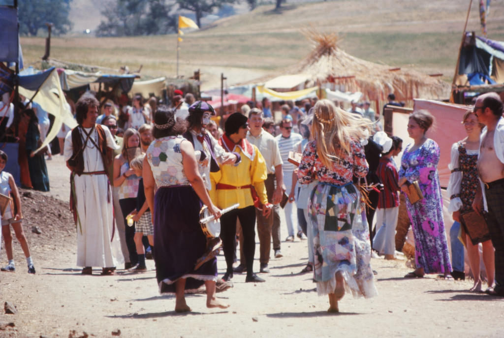Stunning Vintage Photos from the Renaissance Pleasure Faire in the 1970s