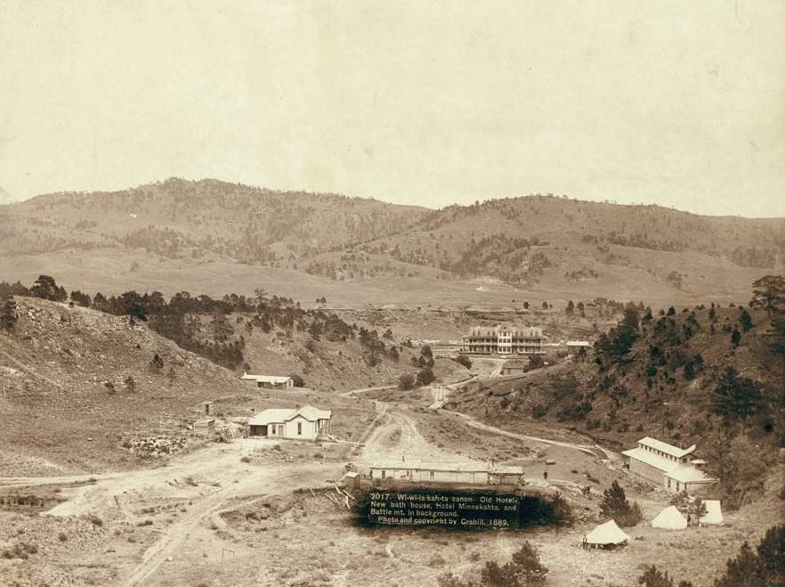 Wi-wi-la-kah-ta canon with Old hotel, new bath house, Hotel Minnekahta and Battle Mt., 1889.