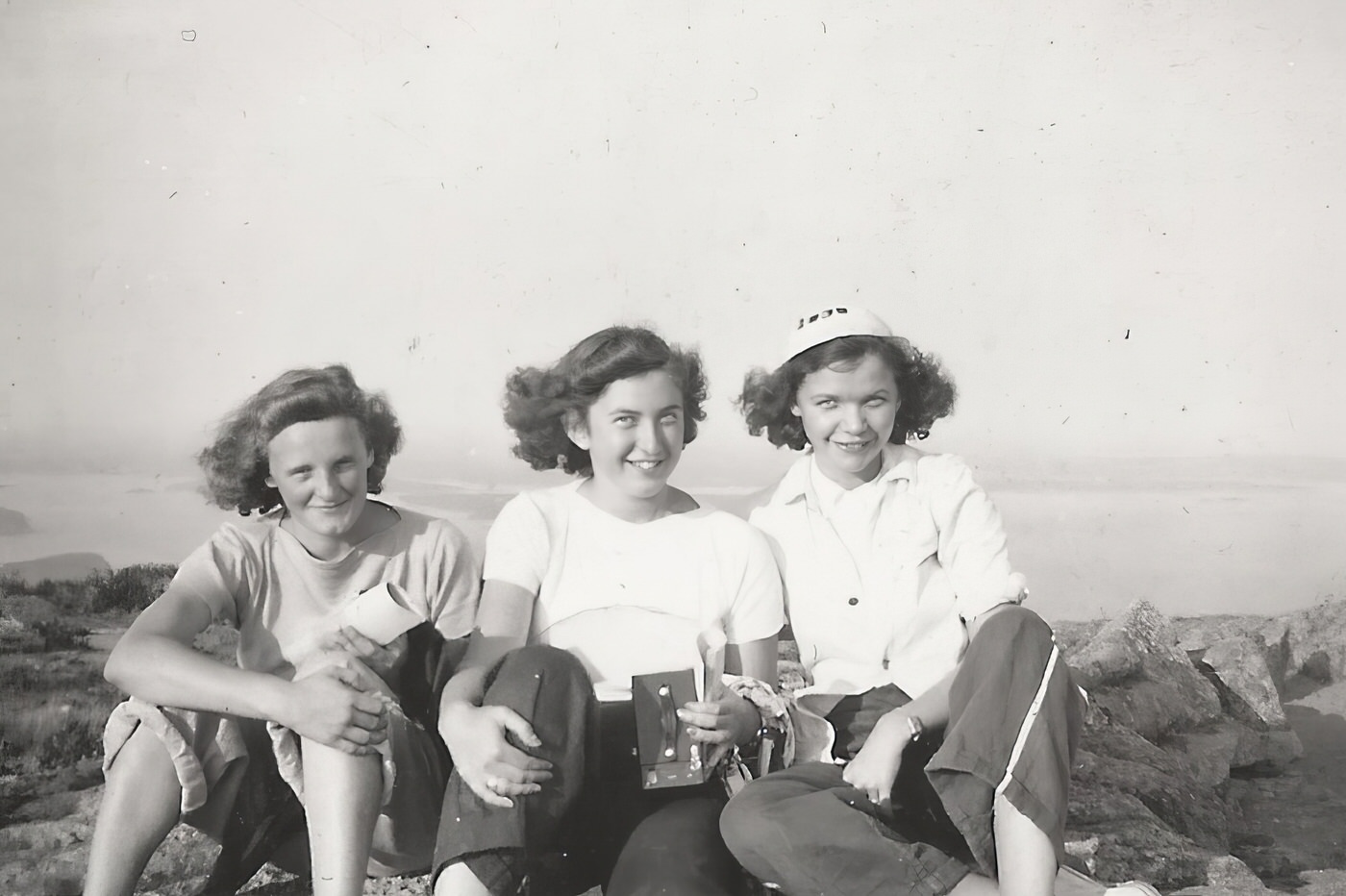 Stunning Vintage Photos of Women with their Cameras from the Past
