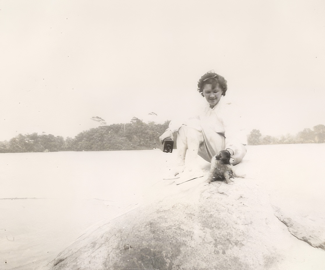 Stunning Vintage Photos of Women with their Cameras from the Past