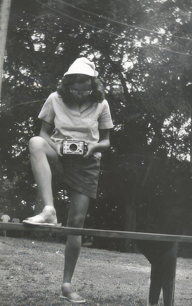 Stunning Vintage Photos of Women with their Cameras from the Past