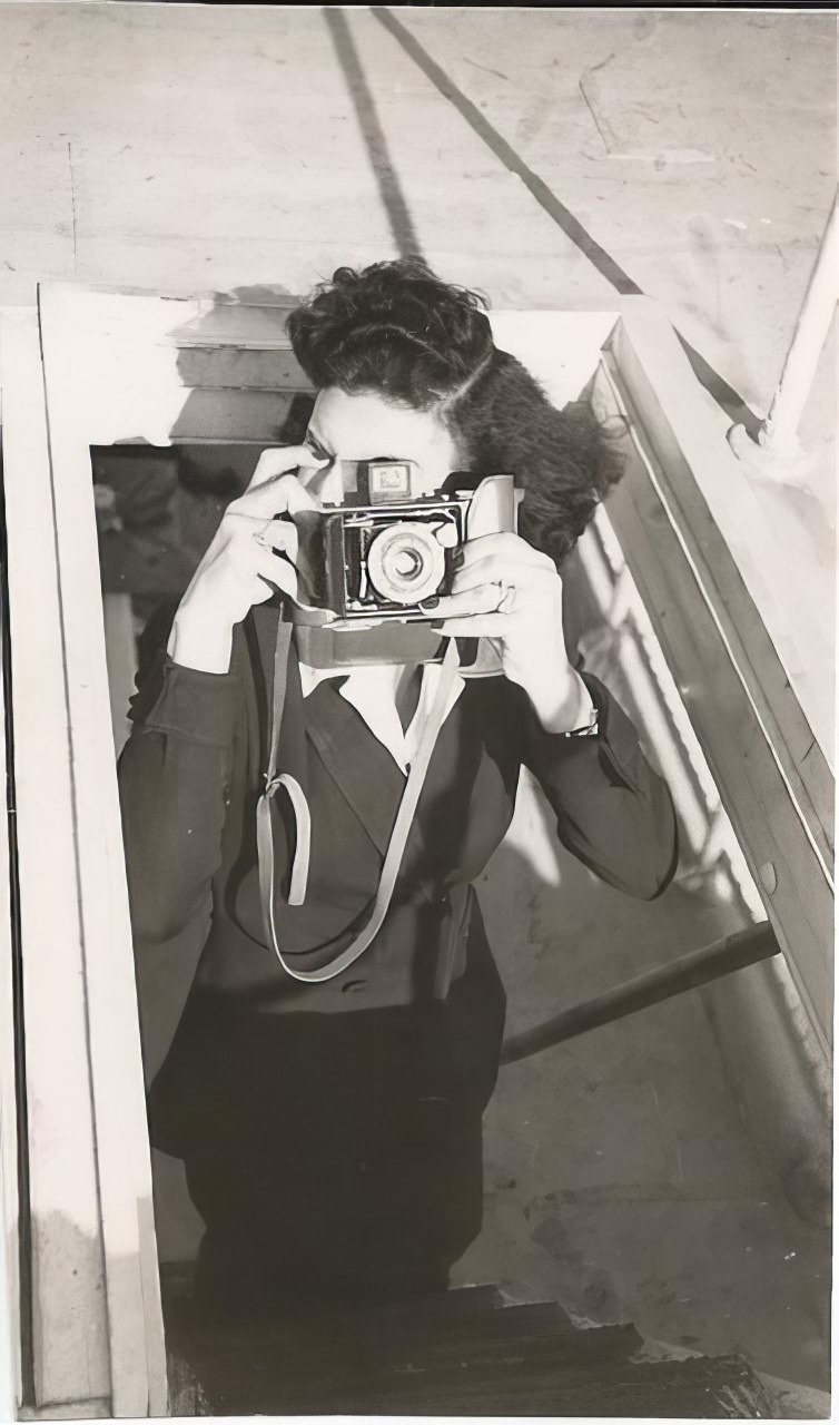 Stunning Vintage Photos of Women with their Cameras from the Past