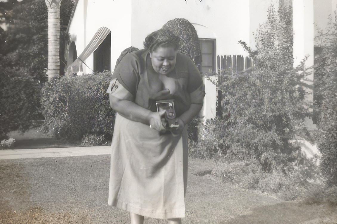Stunning Vintage Photos of Women with their Cameras from the Past