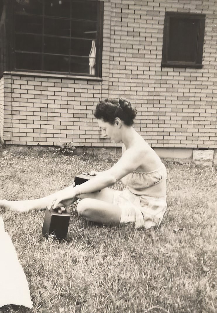 Stunning Vintage Photos of Women with their Cameras from the Past