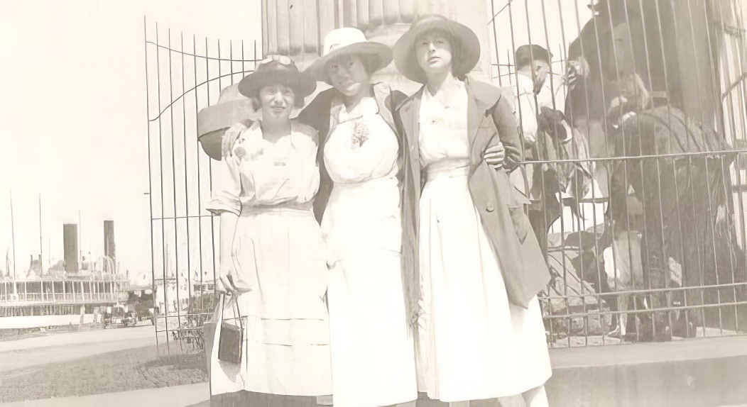 Stunning Vintage Photos of Women with their Cameras from the Past