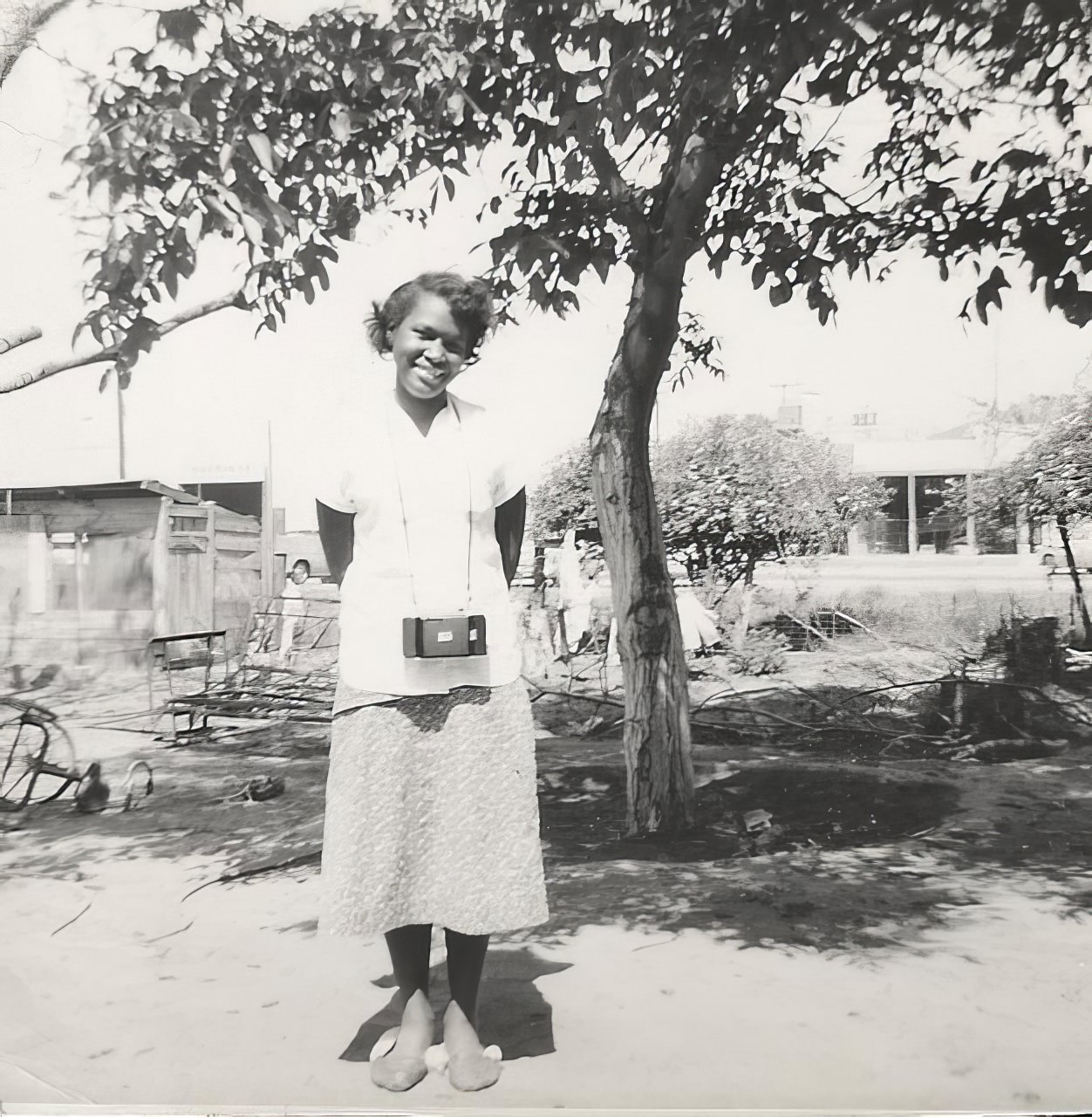 Stunning Vintage Photos of Women with their Cameras from the Past