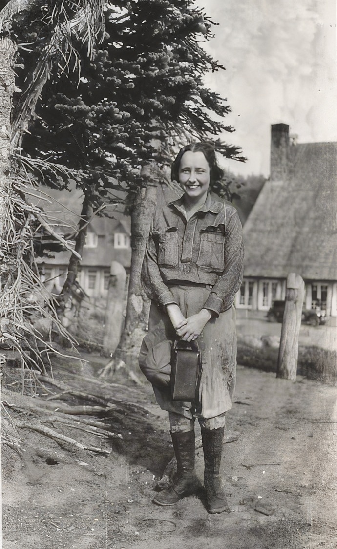 Stunning Vintage Photos of Women with their Cameras from the Past