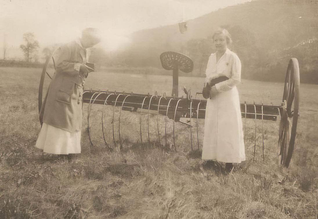 Stunning Vintage Photos of Women with their Cameras from the Past