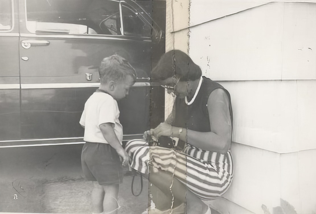 Stunning Vintage Photos of Women with their Cameras from the Past