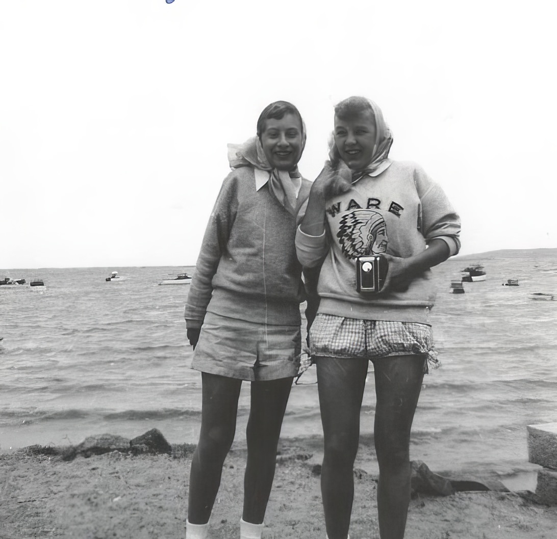 Stunning Vintage Photos of Women with their Cameras from the Past